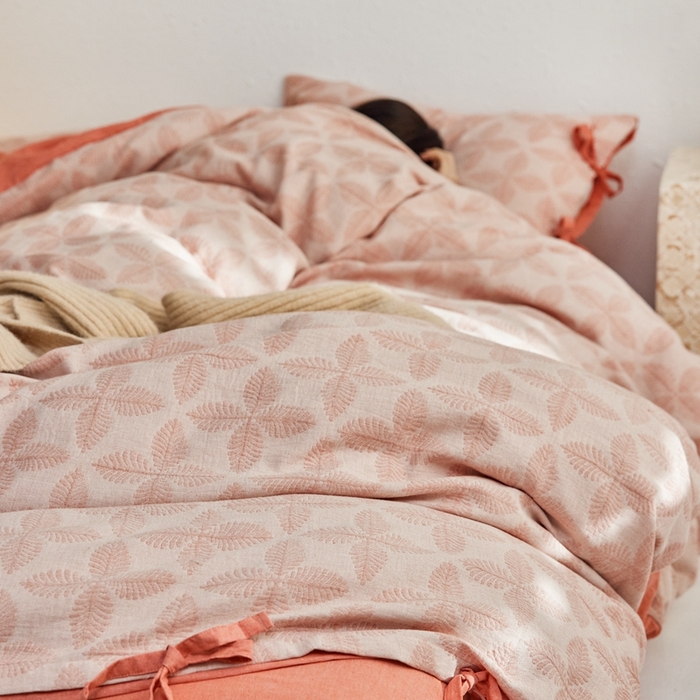 91家纺网 家纺一手货源 找家纺 安莱生活 2023年新款高端双层纱栀子花色织大提花蝴蝶结工艺款四件套 幸运草-嫩粉