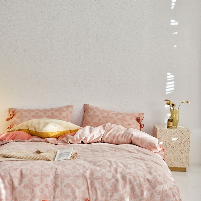 91家纺网 家纺一手货源 找家纺 安莱生活 2023年新款高端双层纱栀子花色织大提花蝴蝶结工艺款四件套 幸运草-嫩粉