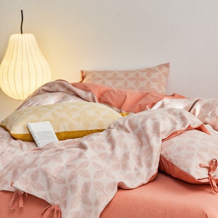 91家纺网 家纺一手货源 找家纺 安莱生活 2023年新款高端双层纱栀子花色织大提花蝴蝶结工艺款四件套 幸运草-嫩粉