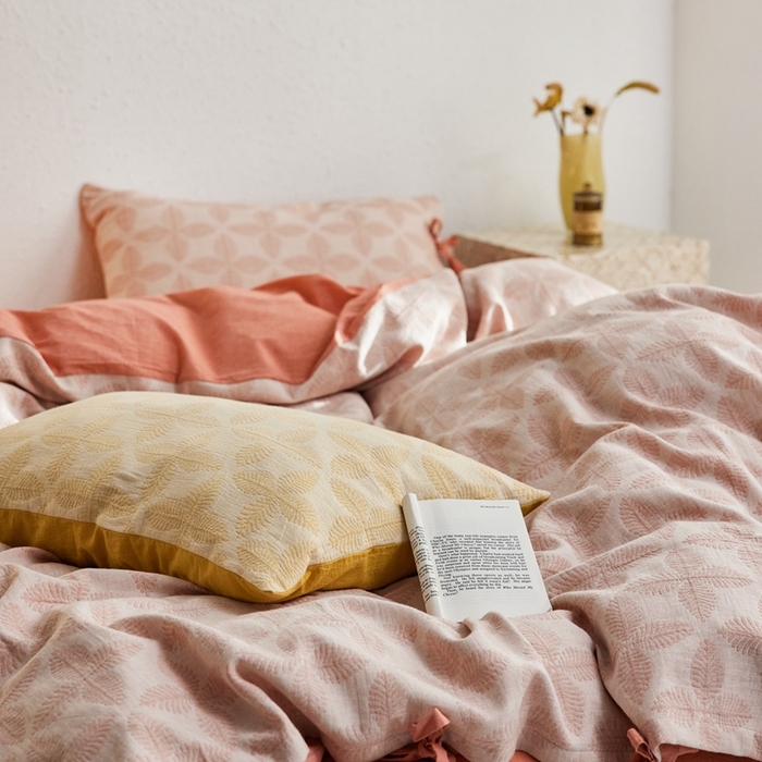 91家纺网 家纺一手货源 找家纺 安莱生活 2023年新款高端双层纱栀子花色织大提花蝴蝶结工艺款四件套 幸运草-嫩粉