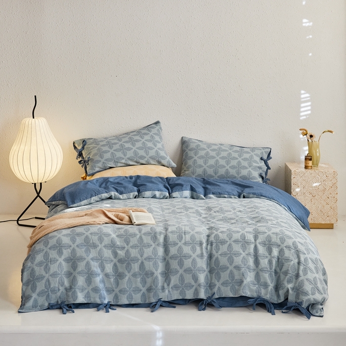 91家纺网 家纺一手货源 找家纺 安莱生活 2023年新款高端双层纱栀子花色织大提花蝴蝶结工艺款四件套 幸运草-深蓝