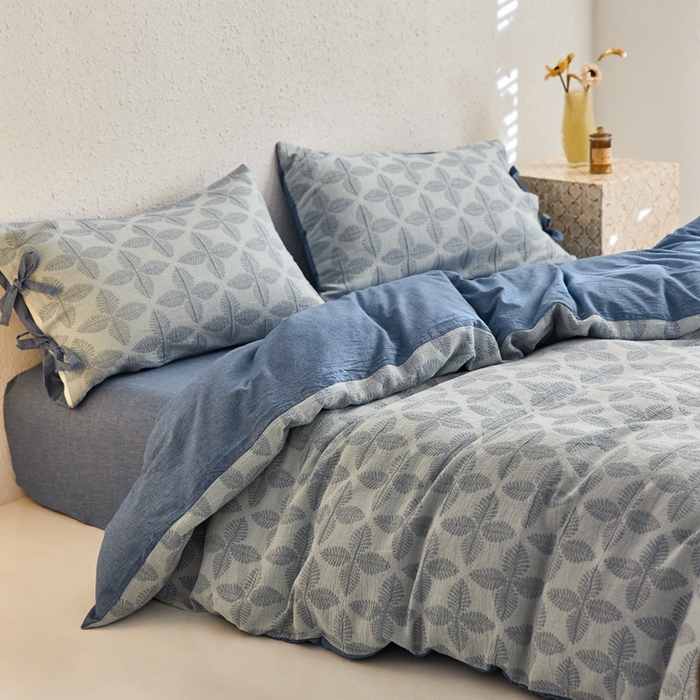 91家纺网 家纺一手货源 找家纺 安莱生活 2023年新款高端双层纱栀子花色织大提花蝴蝶结工艺款四件套 幸运草-深蓝