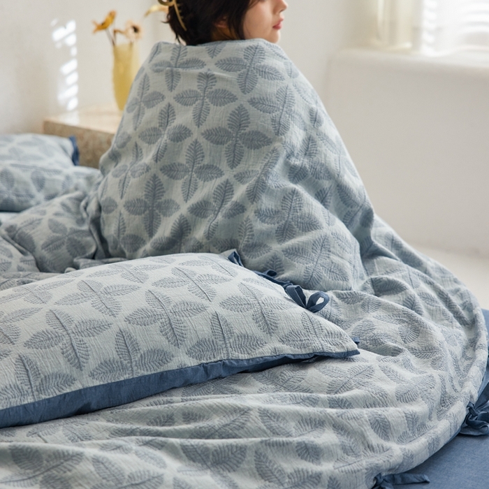 91家纺网 家纺一手货源 找家纺 安莱生活 2023年新款高端双层纱栀子花色织大提花蝴蝶结工艺款四件套 幸运草-深蓝