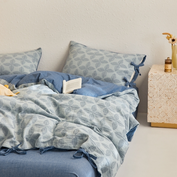 91家纺网 家纺一手货源 找家纺 安莱生活 2023年新款高端双层纱栀子花色织大提花蝴蝶结工艺款四件套 幸运草-深蓝