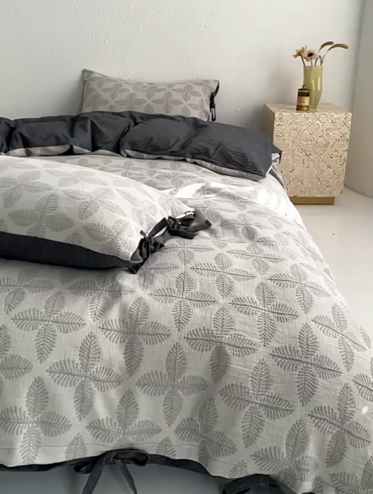 91家纺网 家纺一手货源 找家纺 安莱生活 2023年新款高端双层纱栀子花色织大提花蝴蝶结工艺款四件套 幸运草-深灰