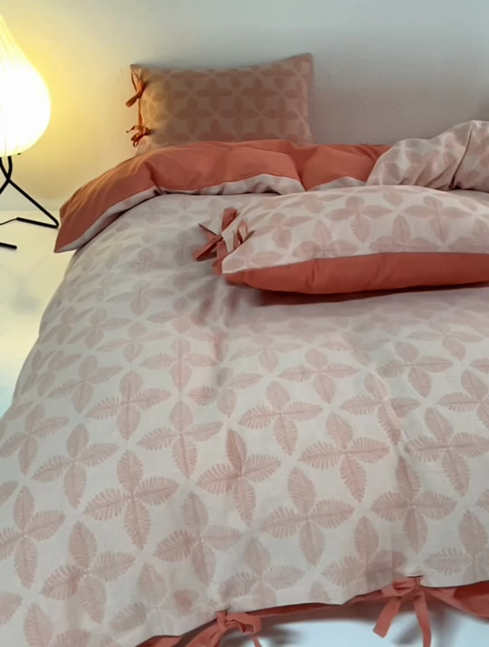 91家纺网 家纺一手货源 找家纺 安莱生活 2023年新款高端双层纱栀子花色织大提花蝴蝶结工艺款四件套 幸运草-嫩粉