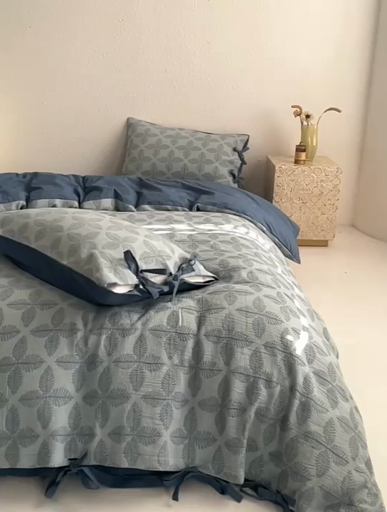 91家纺网 家纺一手货源 找家纺 安莱生活 2023年新款高端双层纱栀子花色织大提花蝴蝶结工艺款四件套 幸运草-深蓝