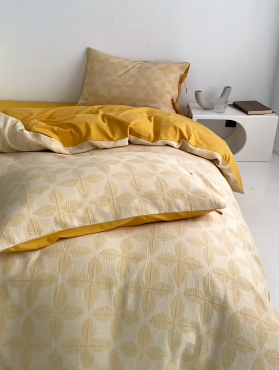 91家纺网 家纺一手货源 找家纺 安莱生活 2023年新款高端双层纱栀子花色织大提花蝴蝶结工艺款四件套 幸运草-姜黄