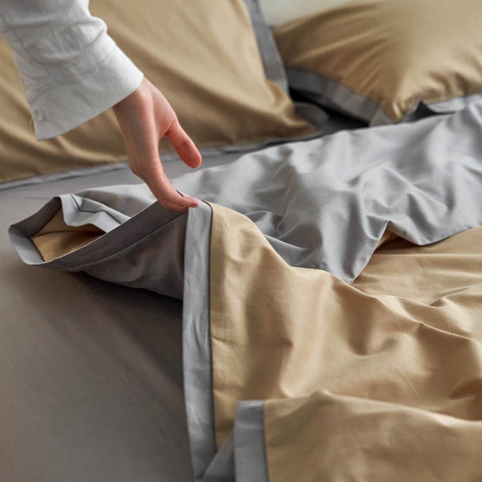 91家纺网 家纺一手货源 找家纺 安莱生活 2023新款60贡缎双拼小宽边四件套 卡其双拼浅灰