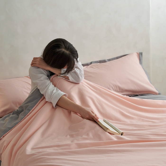 91家纺网 家纺一手货源 找家纺 安莱生活 2023新款60贡缎双拼小宽边四件套 嫩粉双拼浅灰