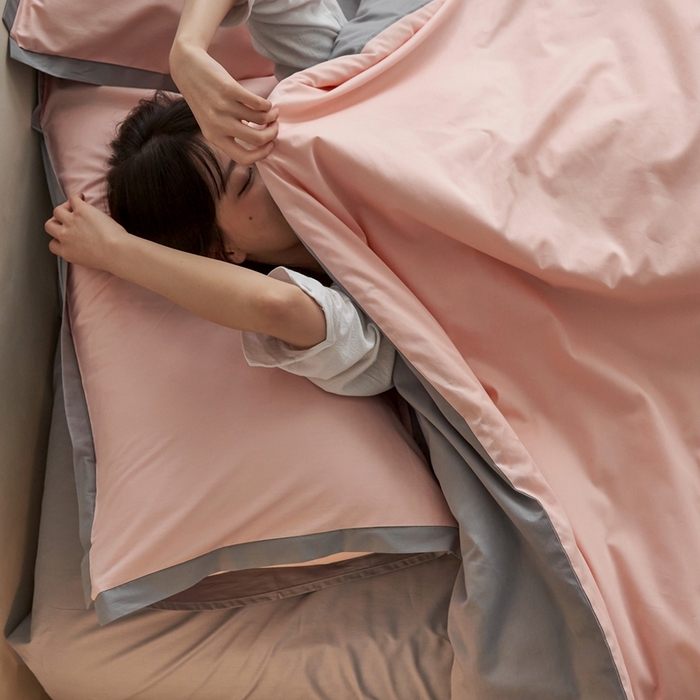 91家纺网 家纺一手货源 找家纺 安莱生活 2023新款60贡缎双拼小宽边四件套 嫩粉双拼浅灰