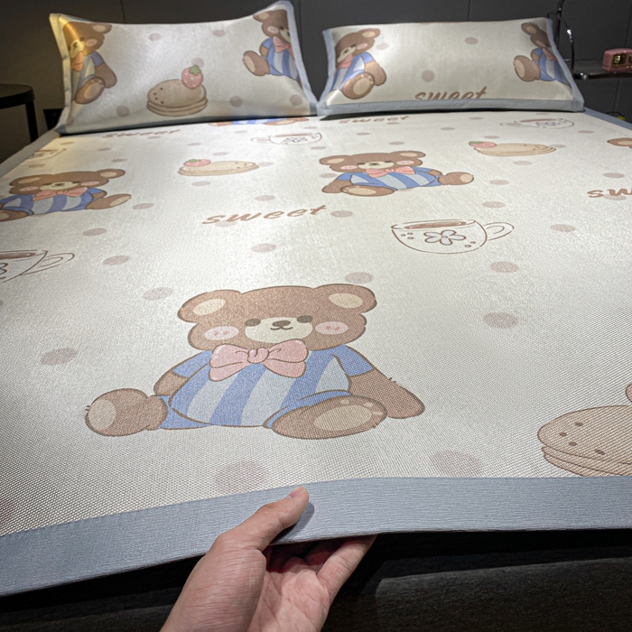 91家纺网 家纺一手货源 找家纺 安哆啦2024新款数码印花冰藤席 蛋糕小熊