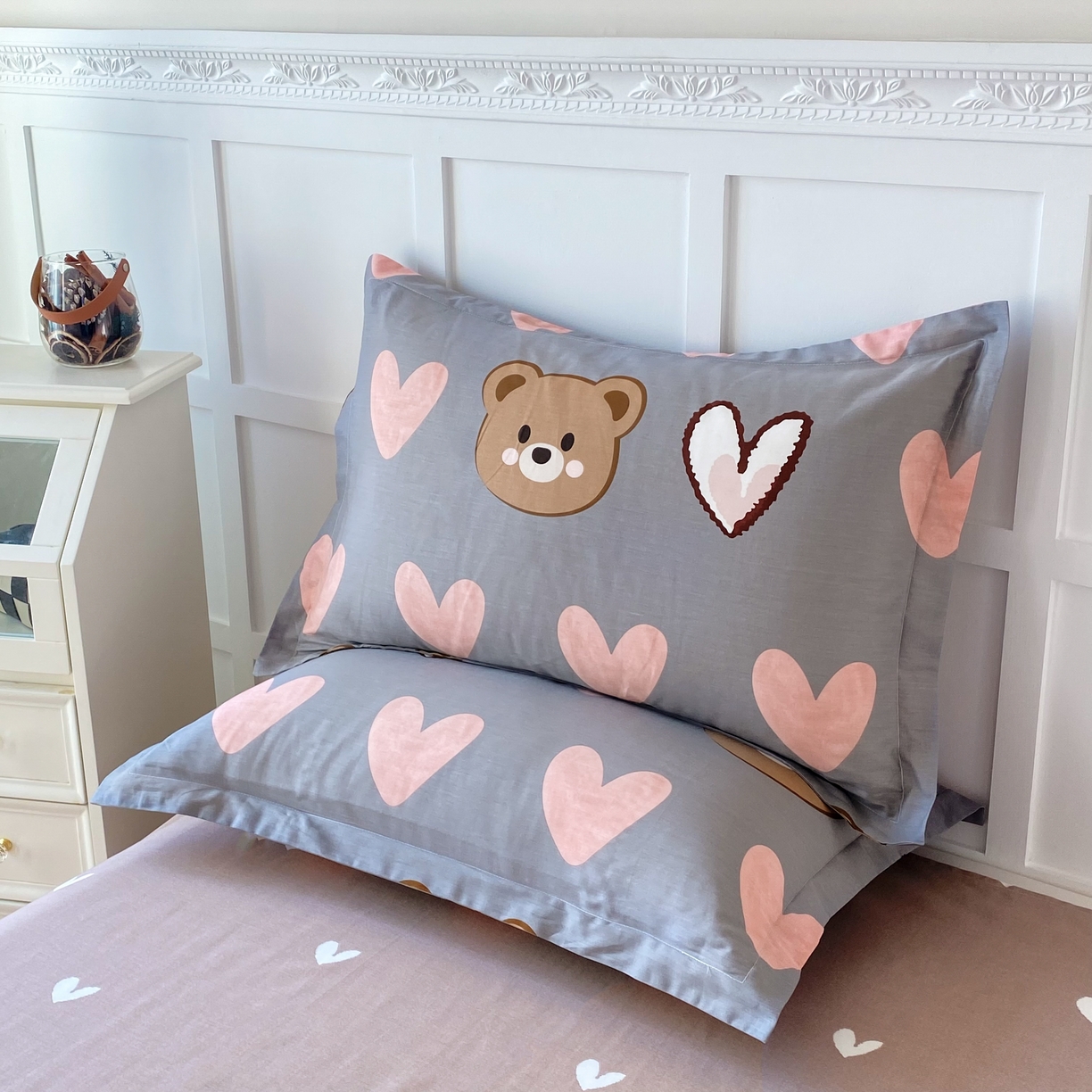 91家纺网 家纺一手货源 找家纺 帛织澜家纺 2025新款12868全棉喷气印花枕套 多米熊-咖