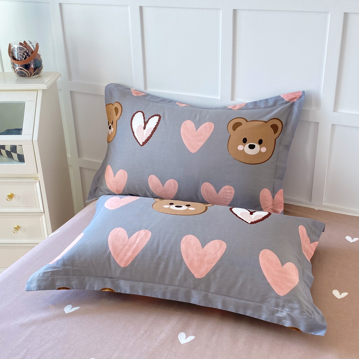 91家纺网 家纺一手货源 找家纺 帛织澜家纺 2025新款12868全棉喷气印花枕套 多米熊-咖