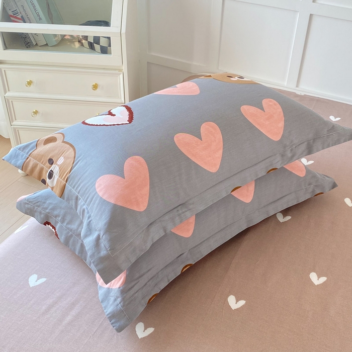 91家纺网 家纺一手货源 找家纺 帛织澜家纺 2025新款12868全棉喷气印花枕套 多米熊-咖