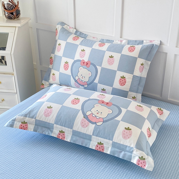 91家纺网 家纺一手货源 找家纺 帛织澜家纺 2025新款12868全棉喷气印花枕套 草莓小熊