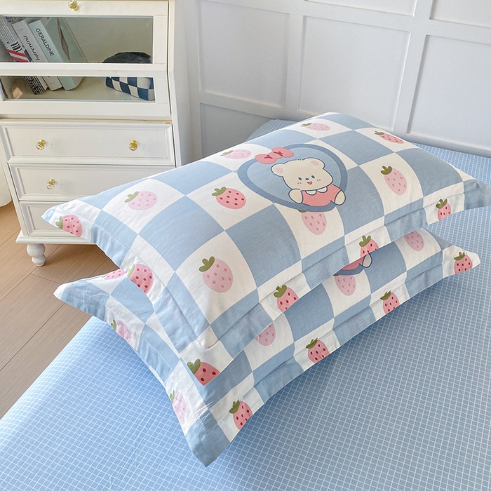 91家纺网 家纺一手货源 找家纺 帛织澜家纺 2025新款12868全棉喷气印花枕套 草莓小熊