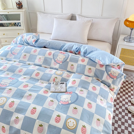 91家纺网 家纺一手货源 找家纺 帛织澜 2025新款全棉被套喷气12868系列纯棉单被套（预留缩水） 草莓小熊-兰