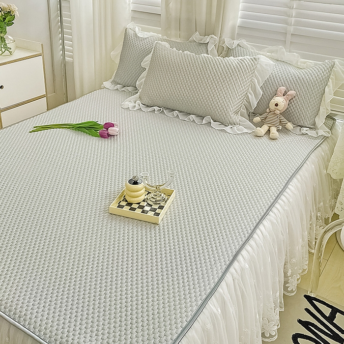 91家纺网 家纺一手货源 找家纺 罗艺轩 2024新款抗菌高克重双层复合床裙款豆豆席三件套 倾城雅韵 高级灰