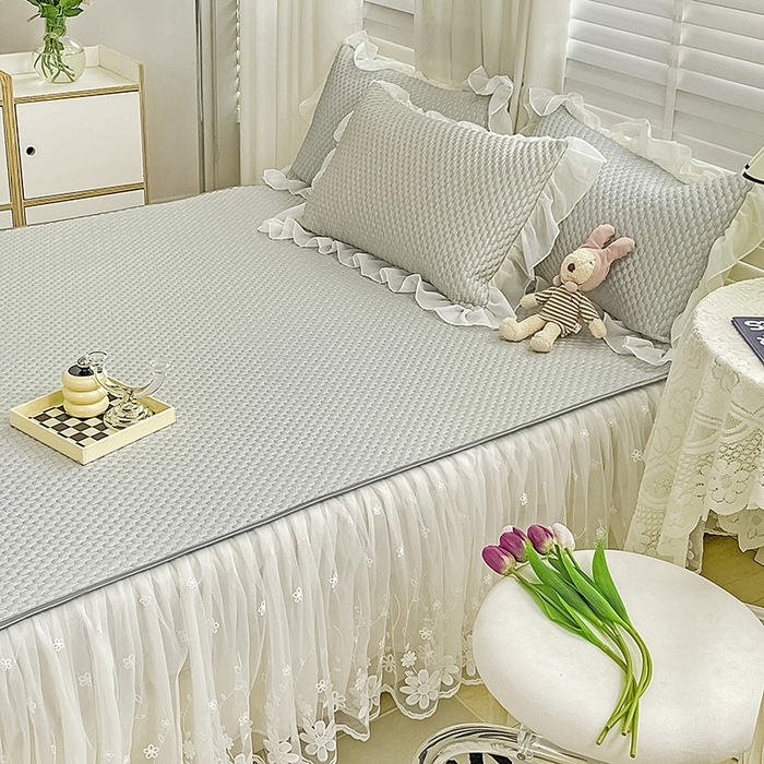 91家纺网 家纺一手货源 找家纺 罗艺轩 2024新款抗菌高克重双层复合床裙款豆豆席三件套 倾城雅韵 高级灰