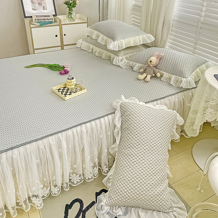 91家纺网 家纺一手货源 找家纺 罗艺轩 2024新款抗菌高克重双层复合床裙款豆豆席三件套 倾城雅韵 高级灰