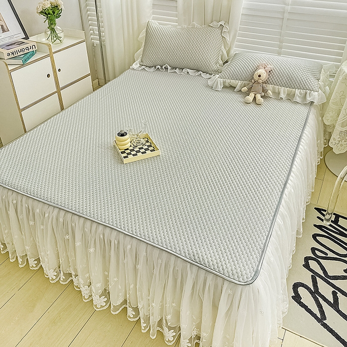 91家纺网 家纺一手货源 找家纺 罗艺轩 2024新款抗菌高克重双层复合床裙款豆豆席三件套 倾城雅韵 高级灰