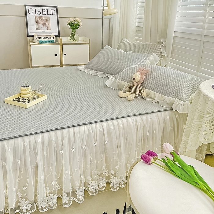 91家纺网 家纺一手货源 找家纺 罗艺轩 2024新款抗菌高克重双层复合床裙款豆豆席三件套 倾城雅韵 高级灰