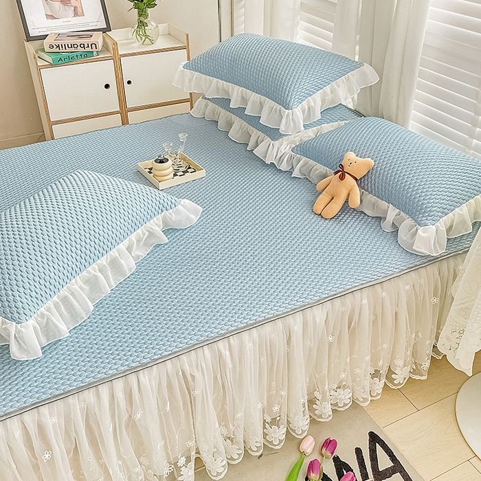 91家纺网 家纺一手货源 找家纺 罗艺轩 2024新款抗菌高克重双层复合床裙款豆豆席三件套 倾城雅韵 蓝色