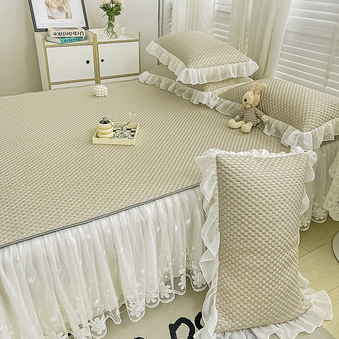 91家纺网 家纺一手货源 找家纺 罗艺轩 2024新款抗菌高克重双层复合床裙款豆豆席三件套 倾城雅韵 咖色