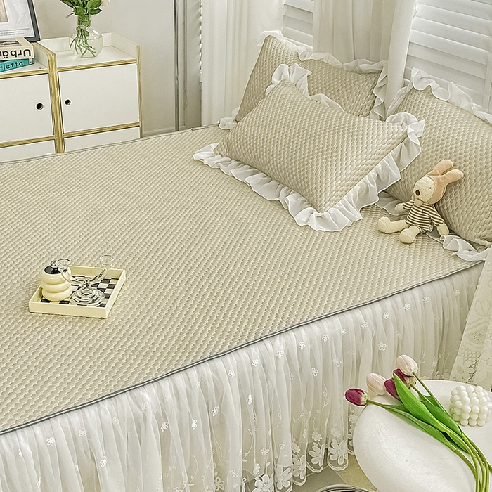 91家纺网 家纺一手货源 找家纺 罗艺轩 2024新款抗菌高克重双层复合床裙款豆豆席三件套 倾城雅韵 咖色