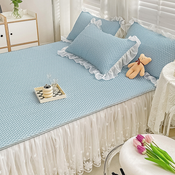 91家纺网 家纺一手货源 找家纺 罗艺轩 2024新款抗菌高克重双层复合床裙款豆豆席三件套 倾城雅韵 蓝色