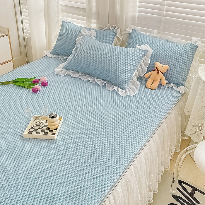 91家纺网 家纺一手货源 找家纺 罗艺轩 2024新款抗菌高克重双层复合床裙款豆豆席三件套 倾城雅韵 蓝色