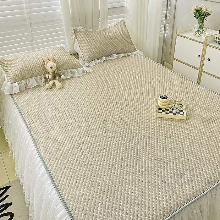 91家纺网 家纺一手货源 找家纺 罗艺轩 2024新款抗菌高克重双层复合床裙款豆豆席三件套 倾城雅韵 咖色