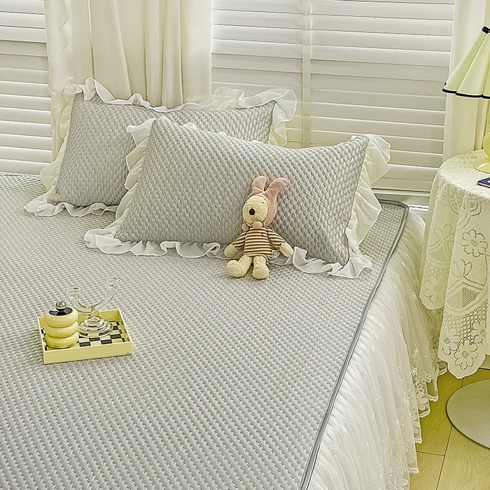 91家纺网 家纺一手货源 找家纺 罗艺轩 2024新款抗菌高克重双层复合床裙款豆豆席三件套 倾城雅韵 高级灰