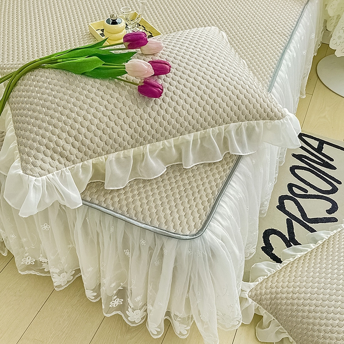 91家纺网 家纺一手货源 找家纺 罗艺轩 2024新款抗菌高克重双层复合床裙款豆豆席三件套 倾城雅韵 咖色