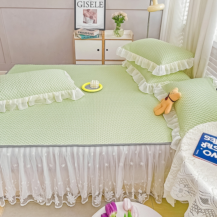 91家纺网 家纺一手货源 找家纺 罗艺轩 2024新款抗菌高克重双层复合床裙款豆豆席三件套 倾城雅韵 抹茶绿