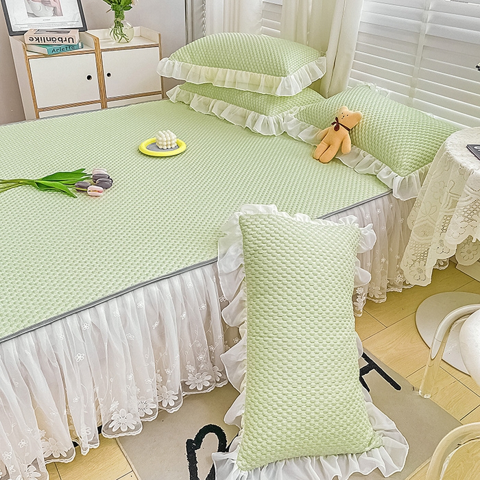 91家纺网 家纺一手货源 找家纺 罗艺轩 2024新款抗菌高克重双层复合床裙款豆豆席三件套 倾城雅韵 抹茶绿