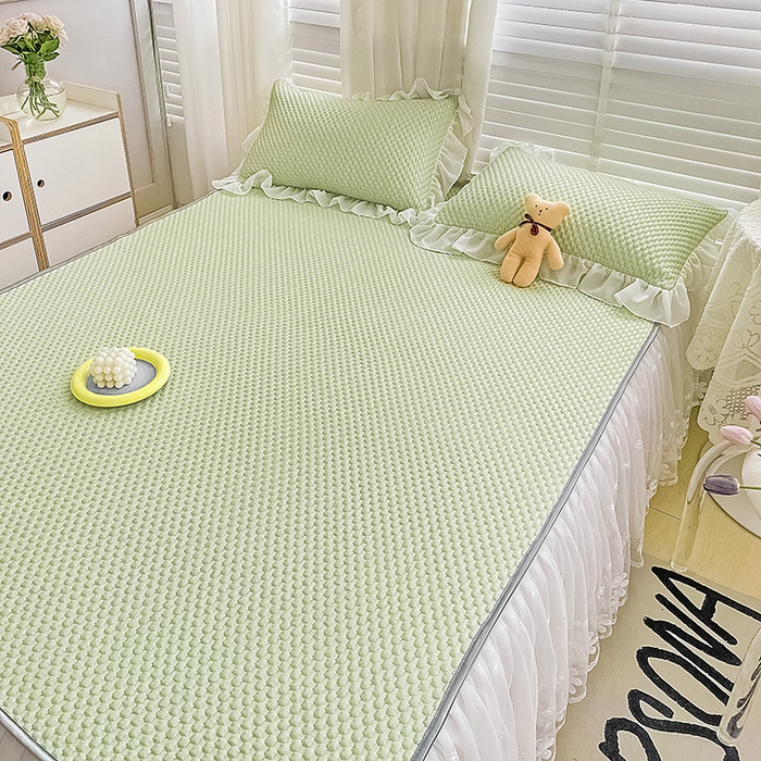 91家纺网 家纺一手货源 找家纺 罗艺轩 2024新款抗菌高克重双层复合床裙款豆豆席三件套 倾城雅韵 抹茶绿