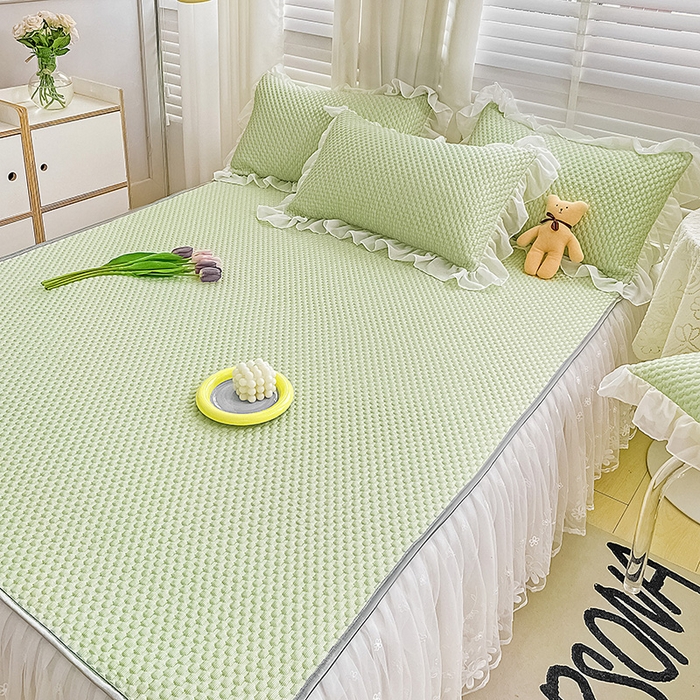 91家纺网 家纺一手货源 找家纺 罗艺轩 2024新款抗菌高克重双层复合床裙款豆豆席三件套 倾城雅韵 抹茶绿