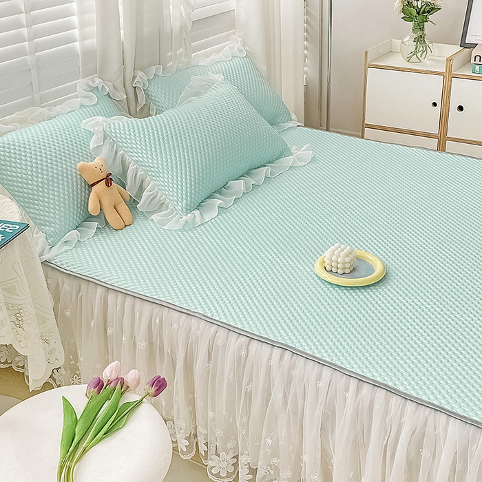 91家纺网 家纺一手货源 找家纺 罗艺轩 2024新款抗菌高克重双层复合床裙款豆豆席三件套 倾城雅韵 水绿