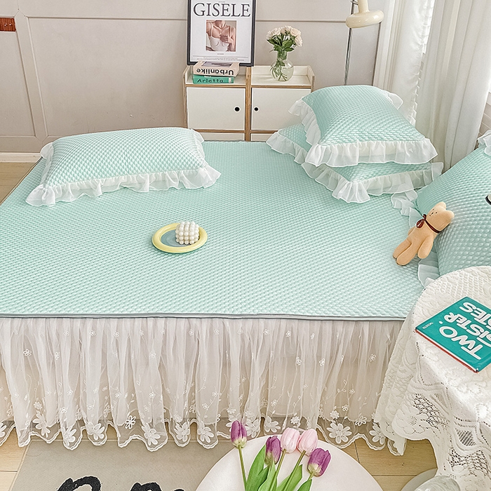 91家纺网 家纺一手货源 找家纺 罗艺轩 2024新款抗菌高克重双层复合床裙款豆豆席三件套 倾城雅韵 水绿