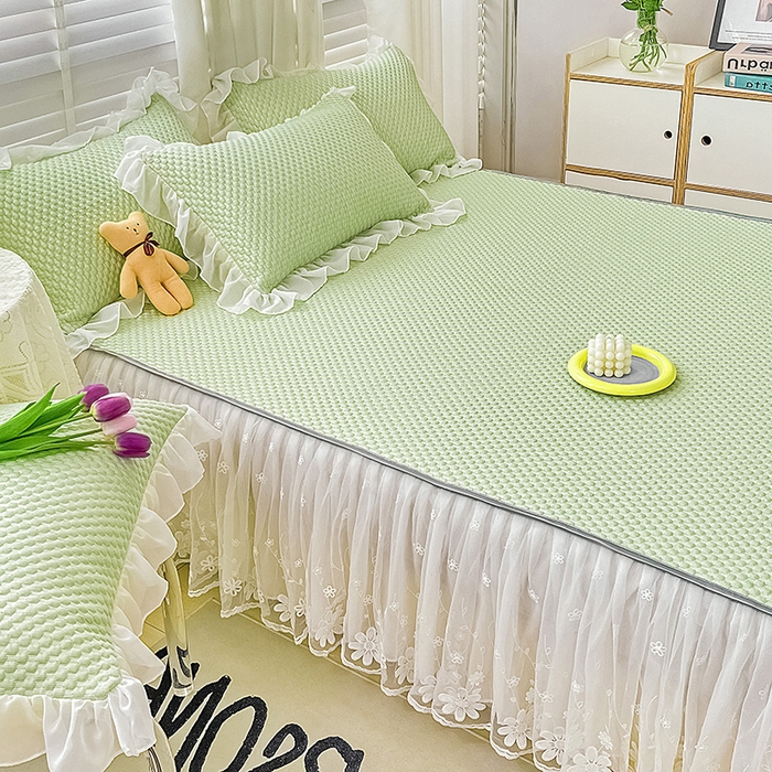 91家纺网 家纺一手货源 找家纺 罗艺轩 2024新款抗菌高克重双层复合床裙款豆豆席三件套 倾城雅韵 抹茶绿