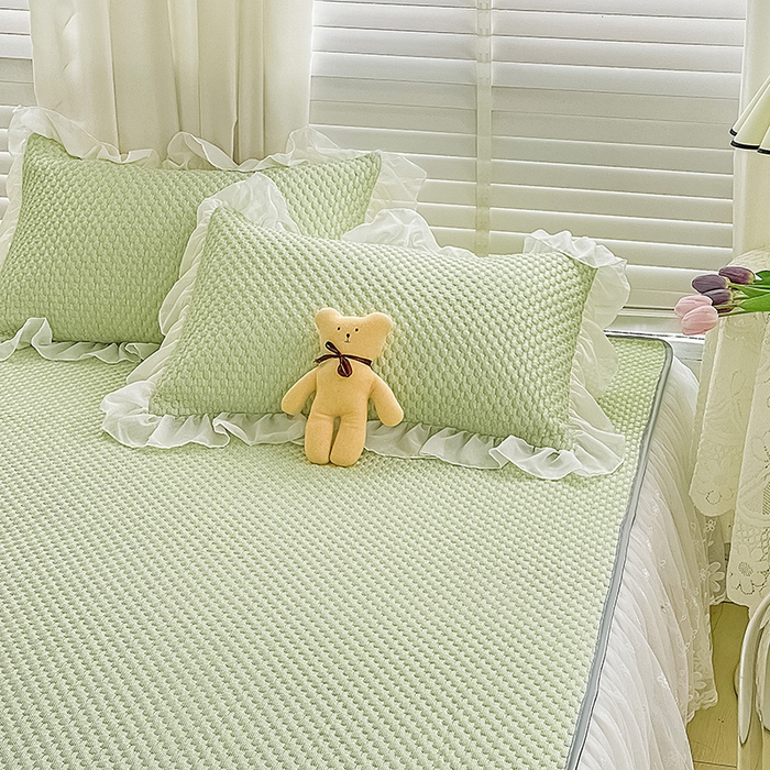 91家纺网 家纺一手货源 找家纺 罗艺轩 2024新款抗菌高克重双层复合床裙款豆豆席三件套 倾城雅韵 抹茶绿