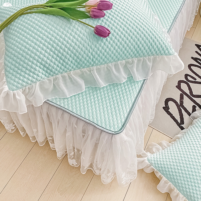 91家纺网 家纺一手货源 找家纺 罗艺轩 2024新款抗菌高克重双层复合床裙款豆豆席三件套 倾城雅韵 水绿