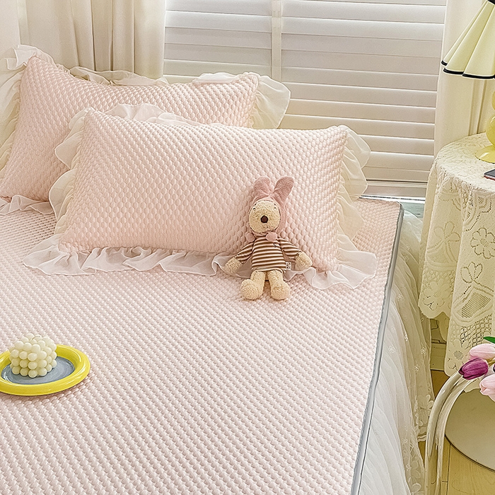 91家纺网 家纺一手货源 找家纺 罗艺轩 2024新款抗菌高克重双层复合床裙款豆豆席三件套 倾城雅韵 樱花粉