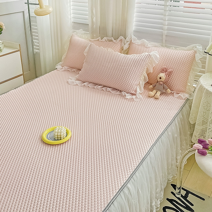 91家纺网 家纺一手货源 找家纺 罗艺轩 2024新款抗菌高克重双层复合床裙款豆豆席三件套 倾城雅韵 樱花粉