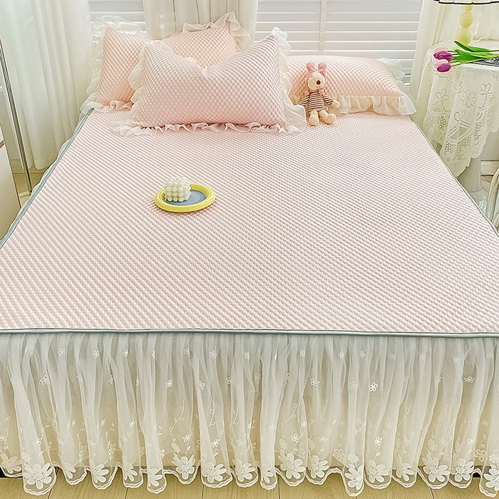 91家纺网 家纺一手货源 找家纺 罗艺轩 2024新款抗菌高克重双层复合床裙款豆豆席三件套 倾城雅韵 樱花粉