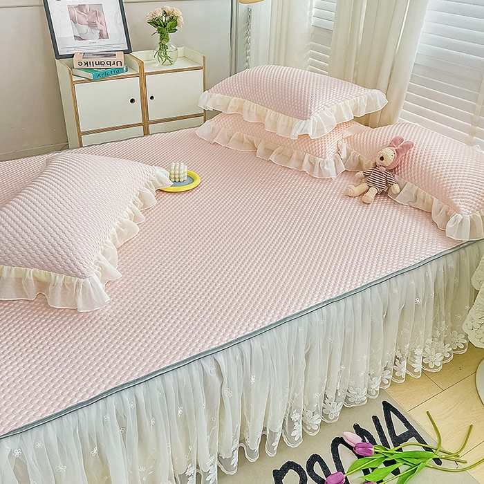 91家纺网 家纺一手货源 找家纺 罗艺轩 2024新款抗菌高克重双层复合床裙款豆豆席三件套 倾城雅韵 樱花粉