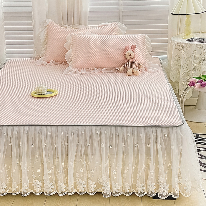 91家纺网 家纺一手货源 找家纺 罗艺轩 2024新款抗菌高克重双层复合床裙款豆豆席三件套 倾城雅韵 樱花粉