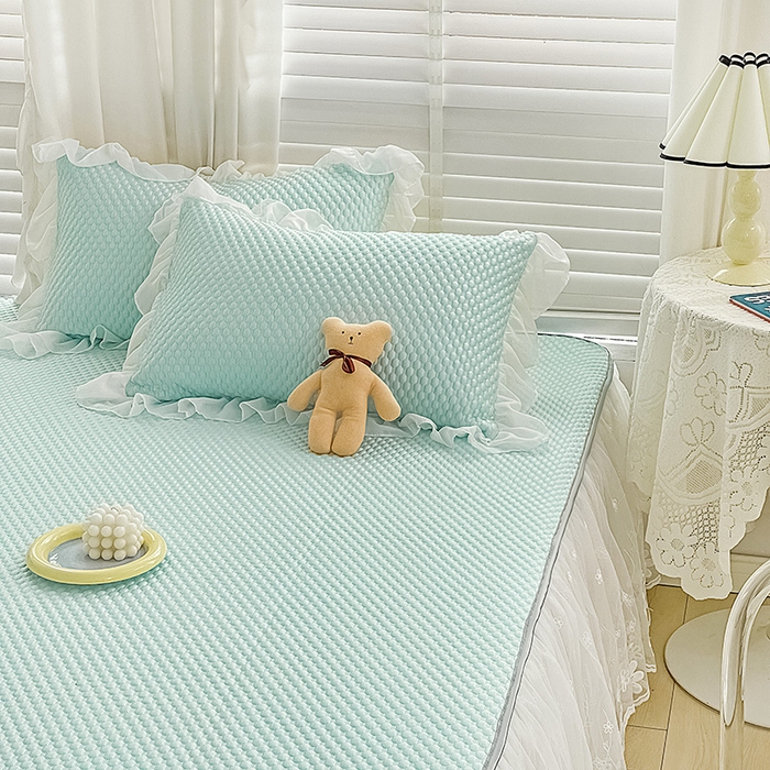 91家纺网 家纺一手货源 找家纺 罗艺轩 2024新款抗菌高克重双层复合床裙款豆豆席三件套 倾城雅韵 水绿